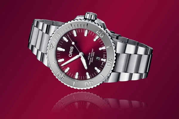 Aquis Date Cherry 43.5mm