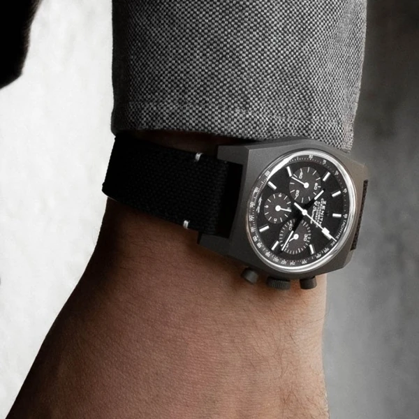Chronomaster Revival «Shadow»